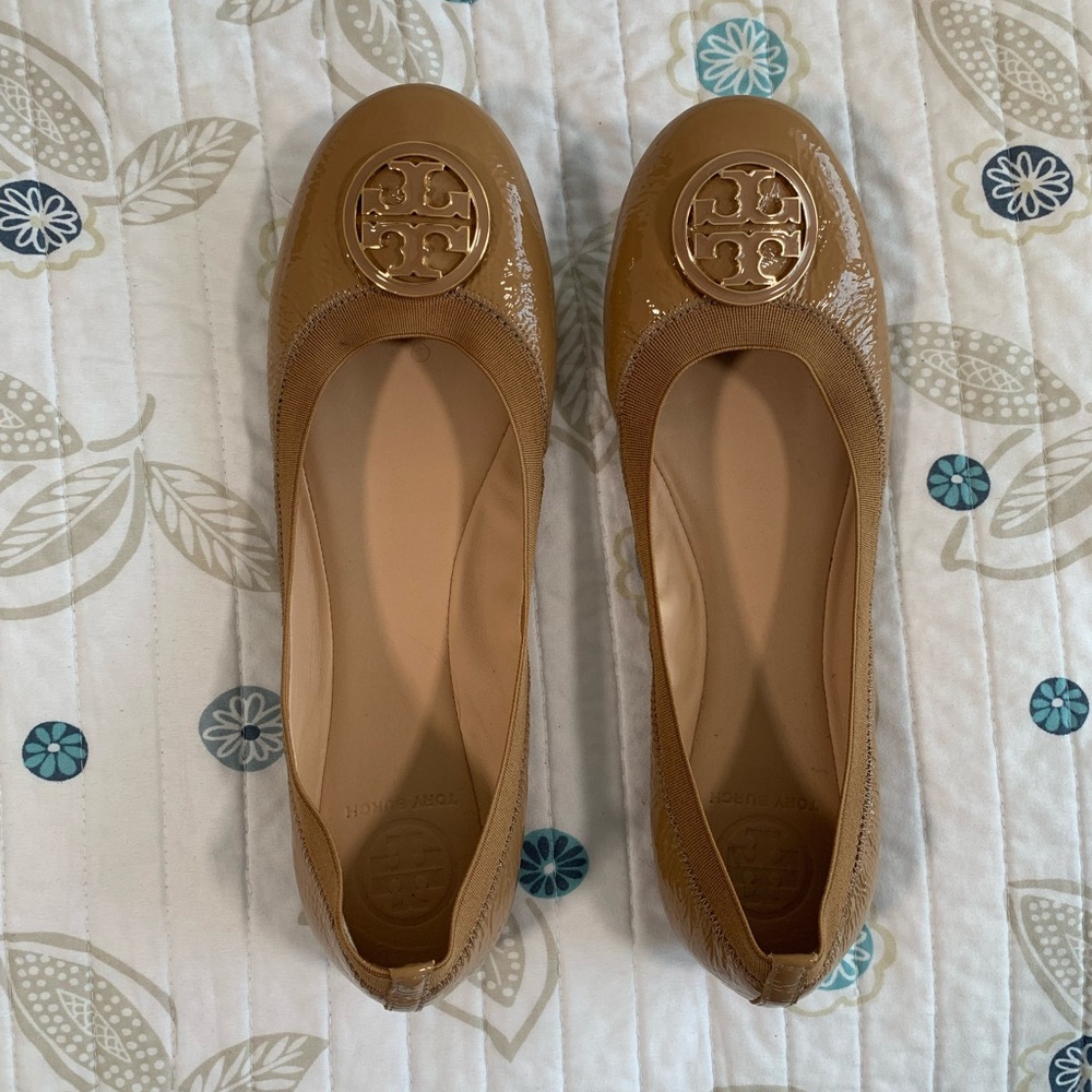 Tory Burch Caroline Ballet Flat Patent Leather Tan Gloss 10